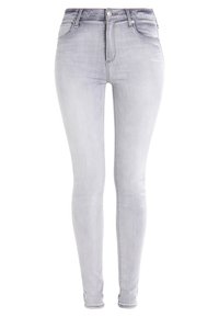 Tejanos ajustados en denim gris claro, con una cintura alta, diseño de cinco bolsillos y un leve desgastado, con una textura suave y sin adornos visibles.