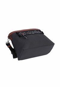 Bolso bandolera de tela negra con forma rectangular, detalles de cuero marrón y cierre de cremallera con una pestaña de tirador con logotipo.