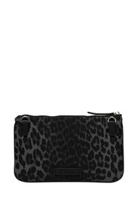 Zwarte luipaardprint etui met een gladde textuur, voorzien van een ritssluiting, twee zijlussen en een merklabel op een effen zwarte patch.