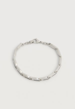 Armband mit silbernem Ton, versehen mit kantigen flachen Gliedern und einem Karabinerverschluss, dargestellt vor einem schlichten hellen Hintergrund.