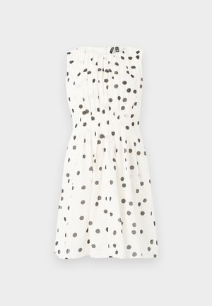 Hvit kjole med svarte prikker, uten ermer, plisserte kropp og smal midje, avsluttet med en skjult glidelås bak.