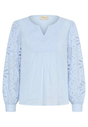 Blouse bleu clair avec un décolleté en V, corsage brodé et manches longues bouffantes. Présente des découpes détaillées et une texture douce et lisse.