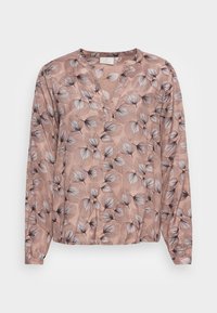 Långärmad blus i mjuk rosa tyg med blommönster. Detaljer inkluderar en v-ringning och volangärmar.