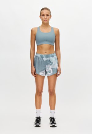 - Krótkie spodenki sportowe