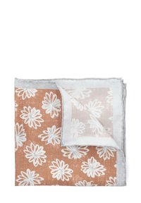 Bawełniany kwadratowy szalik o rdzawej tle, z białymi wzorami kwiatowymi i szarym wykończeniem. Jeden róg jest złożony, aby pokazać odwrotną stronę.