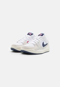 Jordan JORDAN STADIUM 90 UNISEX - Kosárlabdacipők - white varsity/red sail/midnight navy