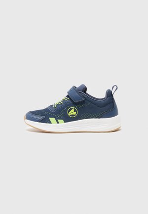 Chaussure de sport marine avec des accents verts, tige en mesh, sangle à boucle, semelle en caoutchouc et détails texturés sur le côté.
