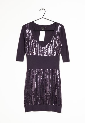Robe violet foncé à col en V avec des manches trois-quarts décorée de sequins brillants, suspendue sur un cintre noir sur fond blanc.