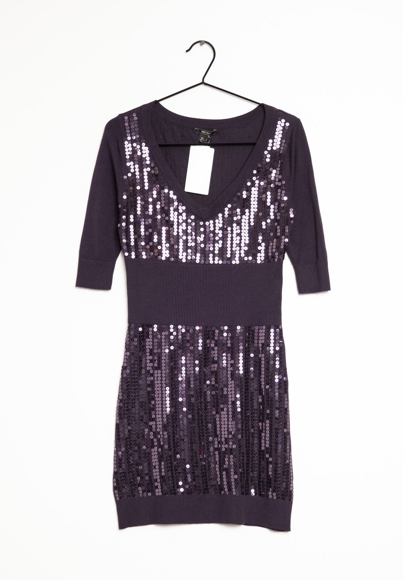 Robe violet foncé à col en V avec des manches trois-quarts décorée de sequins brillants, suspendue sur un cintre noir sur fond blanc.