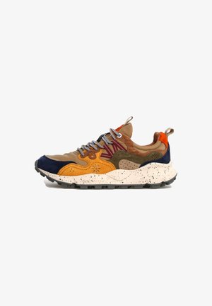 Mehrfarbige Sneaker aus einer Mischung aus braunem, orangefarbenem, marineblauem und grünem Wildleder, mit grauen Schnürsenkeln und einer gesprenkelten weißen Sohle.