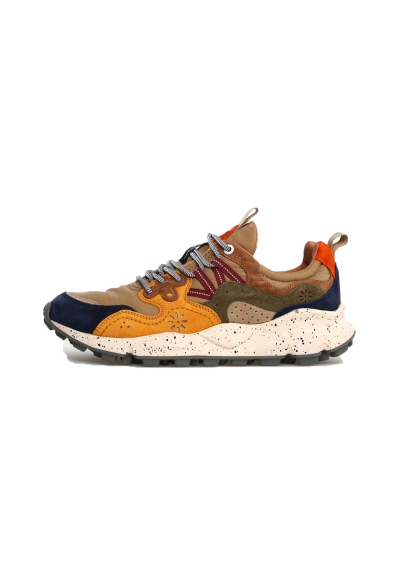 Zapatillas multicolores con una mezcla de materiales de ante en tonos marrón, naranja, marino y verde, con cordones grises y una suela blanca moteada.