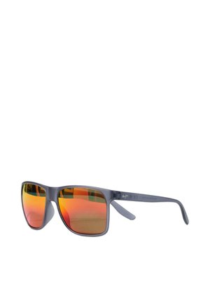 Gafas de sol con montura gris y lentes rectangulares reflectantes en naranja y amarillo sobre un fondo blanco.