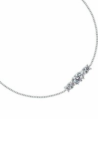 Collana in argento con un grappolo centrale di tre gemme trasparenti. La catena è delicata, con una finitura liscia e lucida.
