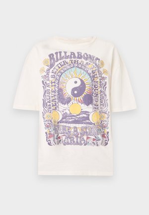 Kremfarget genser med korte ermer med lilla og gul psykedelisk trykk med yin-yang-sol, månefaser, blomster, sopper og tekst.