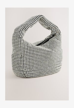 Schwarze und silberne verzierte Handtasche mit abgerundeter Form, Reißverschluss und einem breiten Henkel, versehen mit einem Rautenmuster aus Strasssteinen auf der Oberfläche.