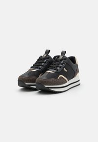 Zwarte en bruine sneakers met een gestructureerd ontwerp, gouden accenten en een witte gestreepte zool. Voorzien van veters en een gevoerde enkel voor extra comfort.