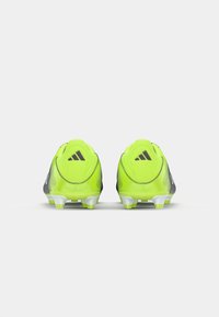 Adidas Fußballschuhe mit einem neongelben Obermaterial, grauen Akzenten, strukturiertem Material und weißen konischen Stollen für besseren Halt.