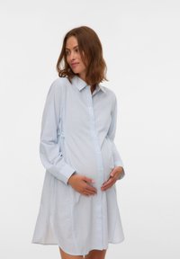 Lichtblauwe gestreepte zwangerschapsjurk met lange mouwen, knoopsluiting aan de voorkant en zijstrikjes voor een verstelbare pasvorm, met een losse silhouet.