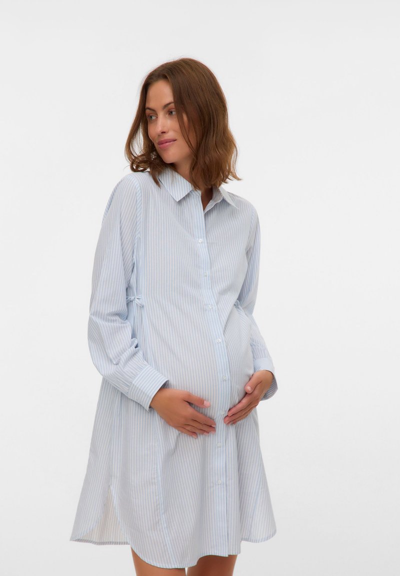 Lichtblauwe gestreepte zwangerschapsjurk met lange mouwen, knoopsluiting aan de voorkant en zijstrikjes voor een verstelbare pasvorm, met een losse silhouet.