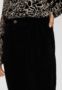 s.Oliver REGULAR BUNDFALTEN - Broek - schwarz