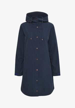 Marinblå huva regnjacka med metallknappar, elastisk dragsko vid huvan och långa ärmar. Slät tyg med en subtil textur.