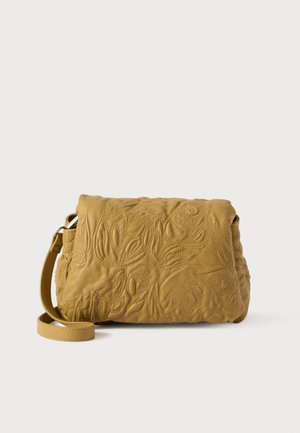 Bolsa de ombro amarela em couro com padrão floral em relevo, textura suave e uma alça fina ajustável. Design com aba dobrável.