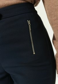 Next SKINNY PETITE  - Auduma bikses - navy blue