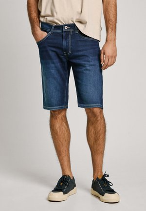 Donkerblauwe denim shorts met een rechte snit, contrasterende stiksels, vijf-pocket ontwerp en een knoopsluiting bij de taille.