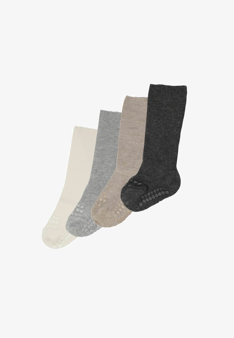 Quatre paires de chaussettes grip montantes jusqu'au genou en crème, gris clair, beige et gris foncé, disposées en diagonale descendante.