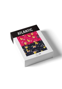 Zapakowane bokserki w odcieniach różowym i granatowym, z zabawnymi wzorami kaczek na jednolitym tle. Pudełko z czarną etykietą na górze z napisem "ATLANTIC".