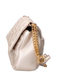 Handtas in metallic beige leer met gouden kettingaccenten, voorzien van een textuurdesign, een zachte structuur en een ritssluiting.