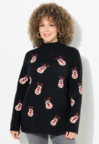 Schwarzer Pullover mit hohem Kragen, der ein Muster von hellen Rentierköpfen mit roten Nasen und Geweihen zeigt; gerippte Bündchen.