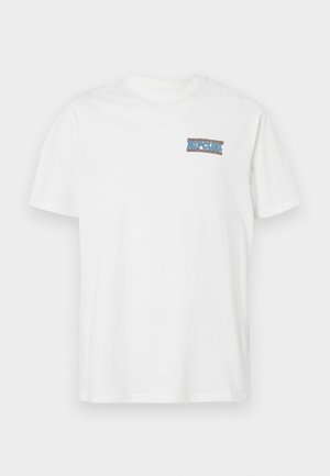 Balta medvilnės marškinėliai su apvalia iškirpte, priekyje esantis spalvingas „RIPCURL“ logotipas, įkomponuotas stačiakampio formos dizaino. Trumpomis rankovėmis.