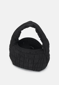 Sac à main en tissu matelassé noir de forme arrondie, avec une poignée courte et un dessus zippé. L'intérieur est noir avec une étiquette de marque visible.