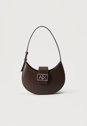 Σκούρα καφέ δερμάτινη τσάντα ώμου με καμπυλωτό σχήμα και ρυθμιζόμενο λουράκι, με εμπρόσθιο καπάκι που φέρει ασημί αγκράφα με το λογότυπο «AX».