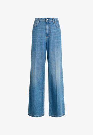 Jeans in denim blu a gamba larga con vita alta, dotati di tasche posteriori e chiusura a bottone. Il tessuto ha una consistenza liscia e una leggera scoloritura.