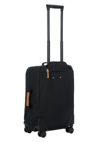 Maleta de cabina de tela negra con ruedas, con mango retráctil, dos ruedas, detalles en cuero marrón claro y hardware en tono dorado. Diseño plano con bolsillo lateral.