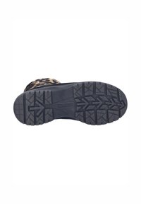 Bota de goma negra con un empeine texturizado y con patrón. Presenta una suela resistente con surcos profundos para mayor tracción. Logotipo visible en la suela.