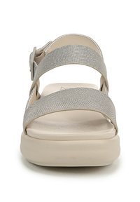 Sandalo grigio chiaro con ampie cinghie metalliche, fibbia regolabile e una suola spessa e imbottita con una sottile lucentezza.