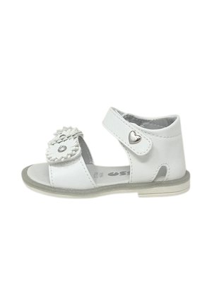 Sandalo bianco da bambina con cinturino alla caviglia, bottone in metallo a forma di cuore e fiori decorativi con strass sulla fascia delle dita.