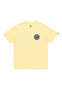 Camiseta amarilla de manga corta hecha de algodón, con un logo redondo en el pecho en azul, negro y blanco, acompañado de texto.
