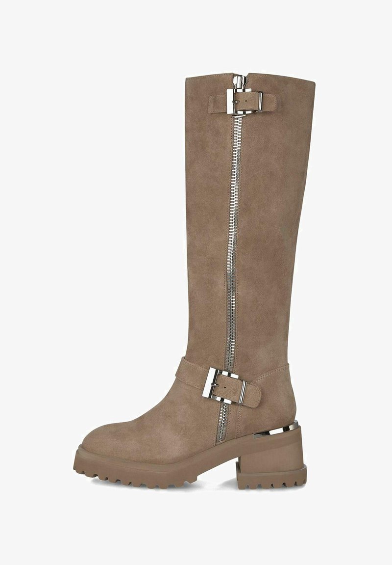 Botas de ante marrón hasta la rodilla, con cremallera lateral, detalle de hebilla metálica, tacón grueso y suela de goma texturizada para mayor agarre.