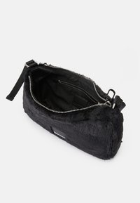 Μαύρη τσάντα από ψεύτικη γούνα σε ορθογώνιο σχήμα, με φερμουάρ κλεισίματος και μαύρη επένδυση. Διαθέτει εσωτερική τσέπη και ρυθμιζόμενο λουρί.