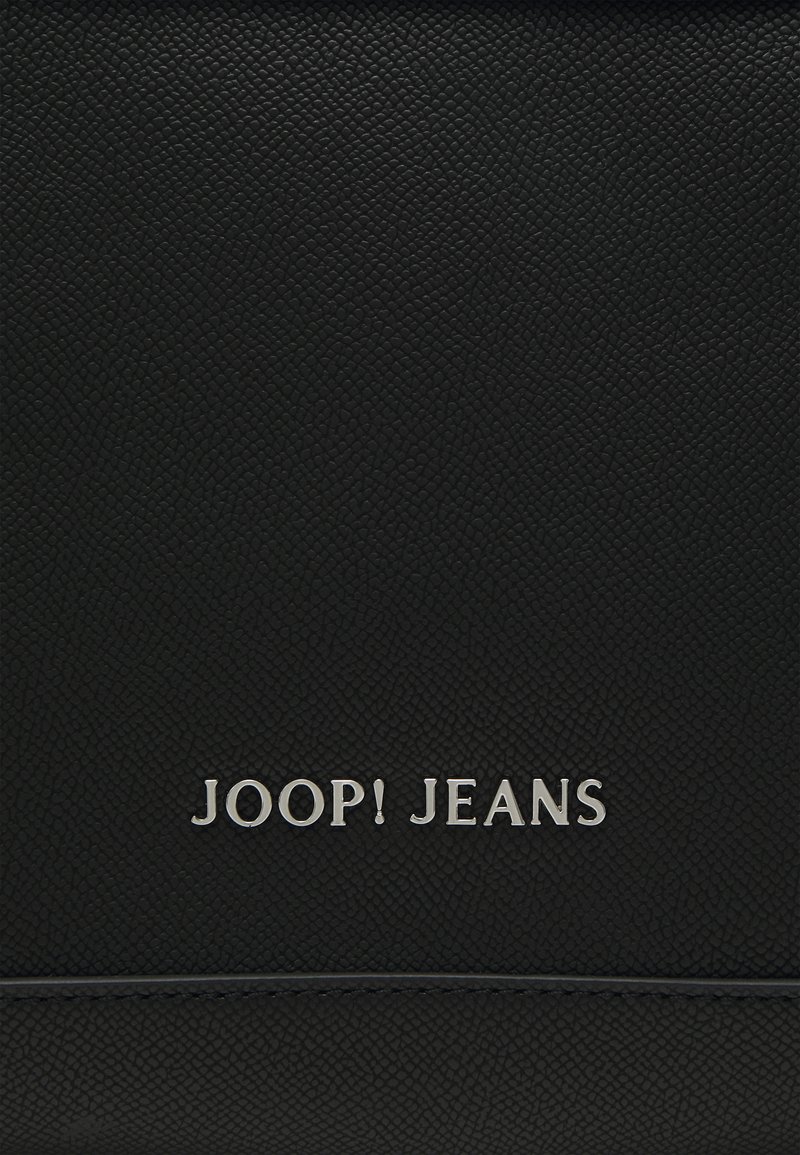 Schwarze, strukturierte Kunstledertasche mit silbernem "JOOP! JEANS"-Logo. Glatte Akzente und ein elegantes Design betonen ihren modernen Reiz.