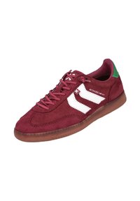 Zapatillas de ante burdeos con rayas blancas, suela de goma y acento verde en el talón. Presentan un cierre de cordones y un acabado texturizado.