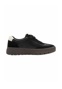 Sneaker in pelle nera con superficie testurizzata, punta rotonda e retro di colore chiaro a contrasto; presenta una suola spessa e scanalata e un design con lacci.