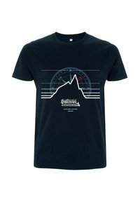 Camiseta negra con silueta de montaña blanca, fondo azul con brújula, líneas direccionales y texto "Durham Mountaineering" centrado debajo.