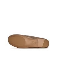 Suela de zapato de malla beige con una base de goma lisa. Presenta una puntera redondeada y un sutil grabado del logo, diseñado para una comodidad ligera.