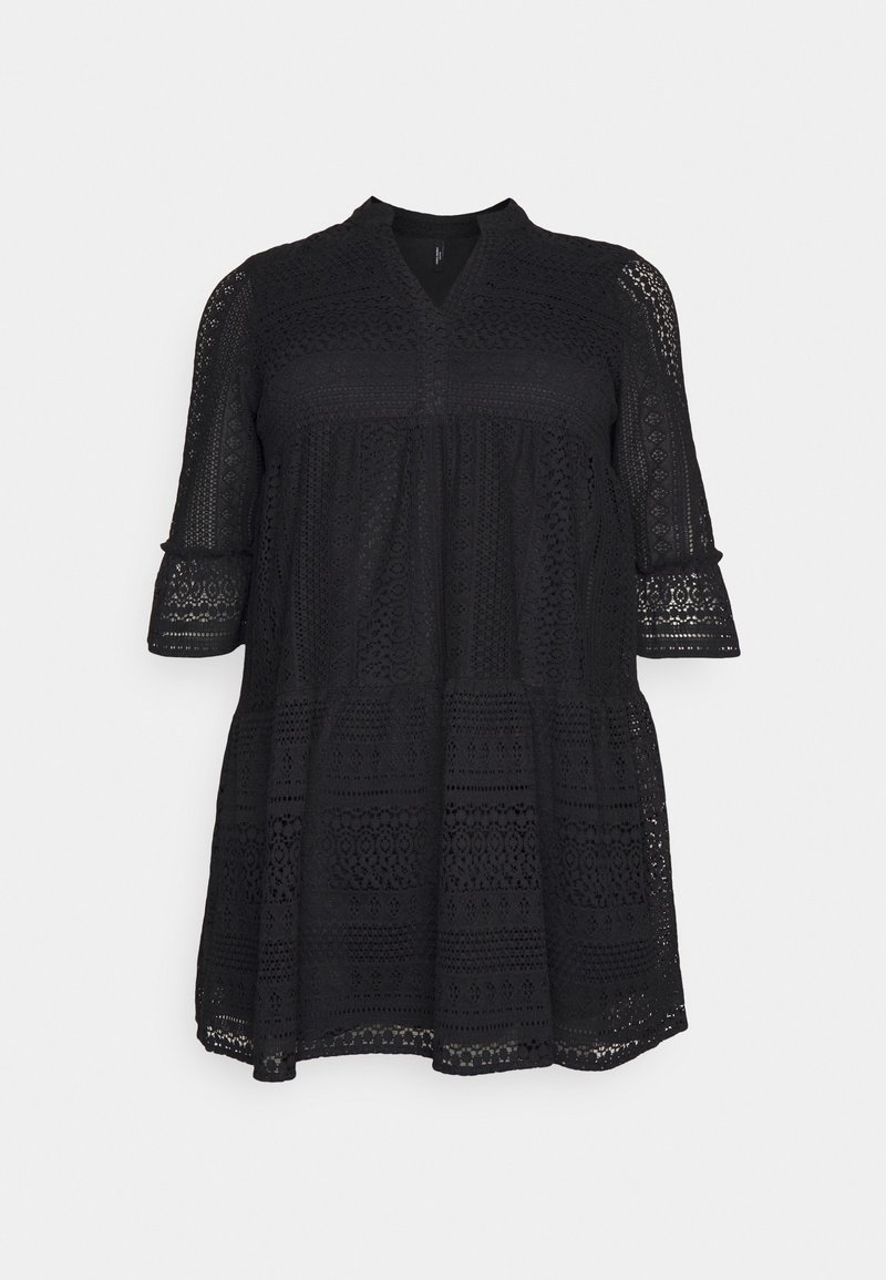 Robe en dentelle noire longueur genoux avec manches trois-quarts, encolure en V et jupe fluide à volants sur fond uni.