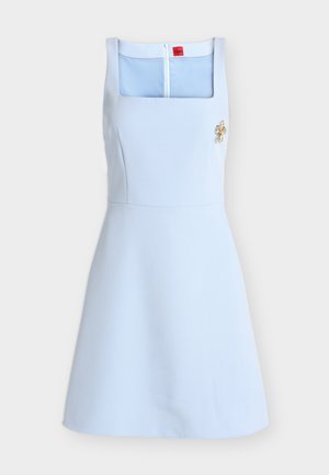 Ανοιχτό μπλε αμάνικο φόρεμα σε γραμμή Α με τετράγωνο ντεκολτέ, φερμουάρ στην πλάτη και μικρό χρυσό λουλουδάτο μπροχ σε αριστερό στήθος.